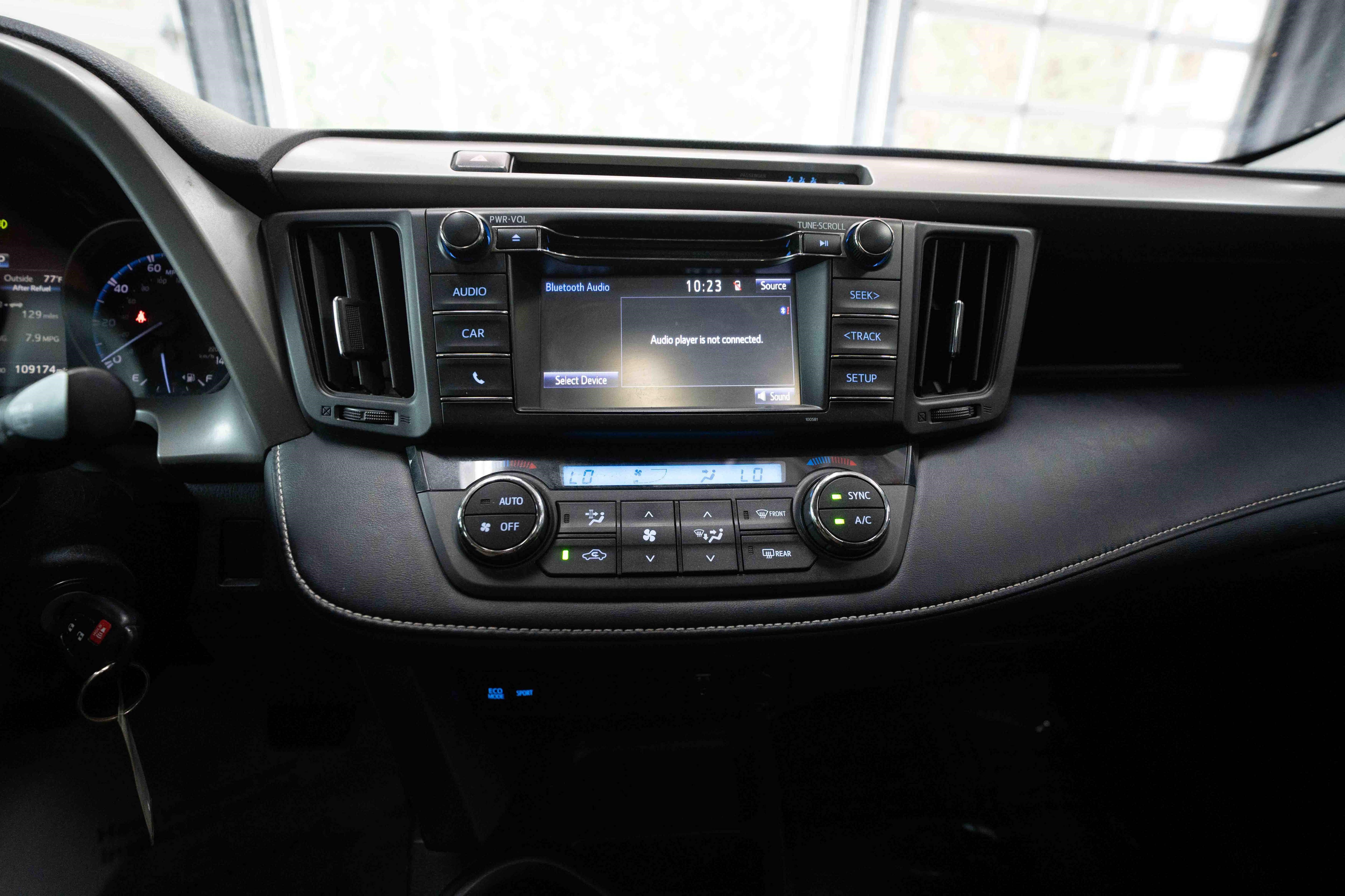 Used 2018 Toyota RAV4 XLE AWD/4WD image 17