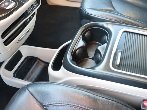 Used 2022 Chrysler Pacifica Touring-L image 17