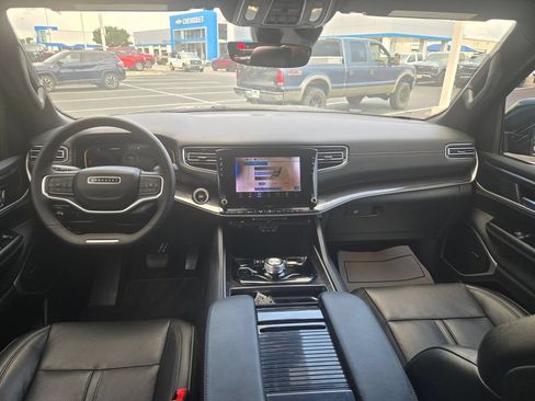 Used 2024 Jeep Wagoneer 4WD w/ Premium Group I image 12