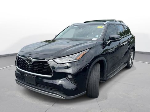 Used 2022 Toyota Highlander Platinum AWD/4WD image 2