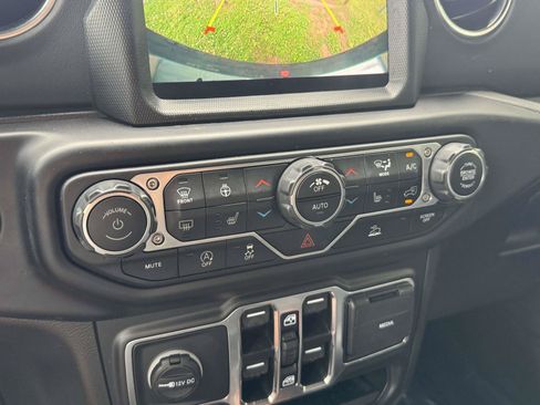 Used 2022 Jeep Wrangler Unlimited Sahara w/ LED Lighting Group AWD/4WD image 15