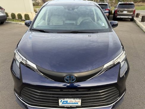 Used 2021 Toyota Sienna XLE image 3