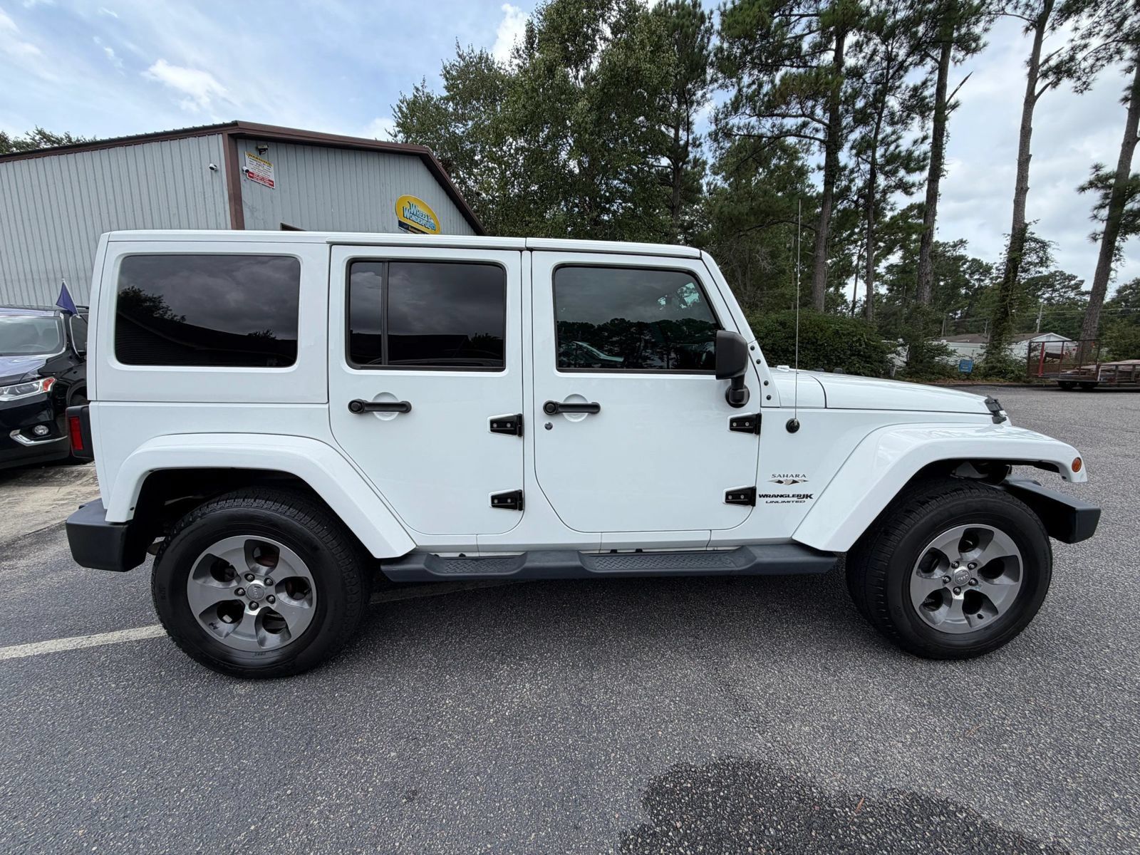 Used 2018 Jeep Wrangler Unlimited Sahara AWD/4WD image 8