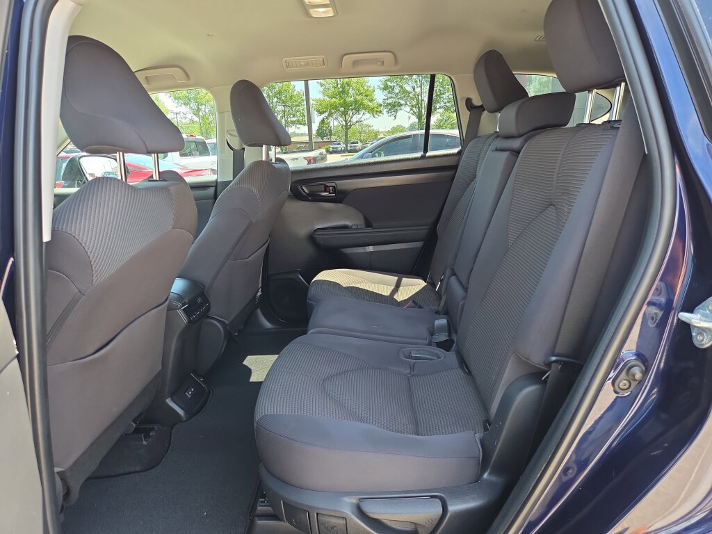 Used 2023 Toyota Highlander LE AWD/4WD image 11