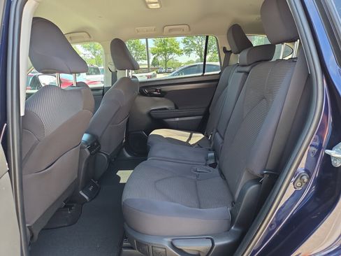 Used 2023 Toyota Highlander LE AWD/4WD image 11