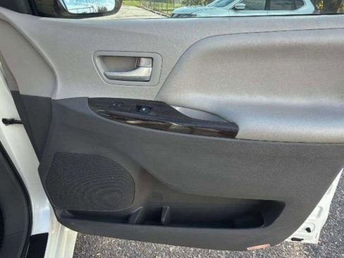 Used 2015 Toyota Sienna XLE image 22