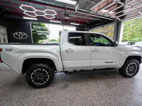 Used 2024 Toyota Tacoma TRD Sport w/ TRD Sport Premium Package AWD/4WD image 4