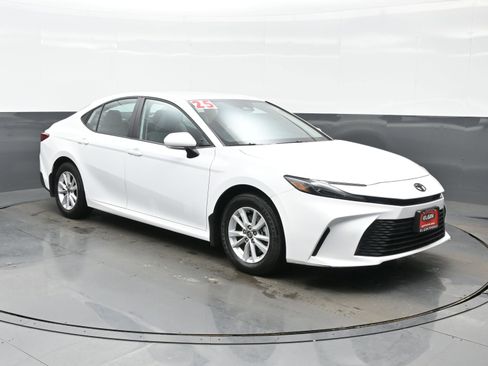 Used 2025 Toyota Camry LE w/ Convenience Package image 8