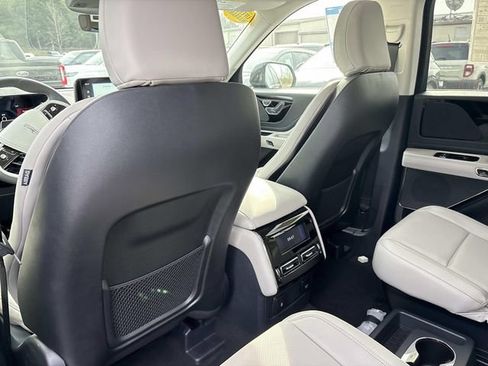 New 2026 Lincoln Aviator AWD image 17