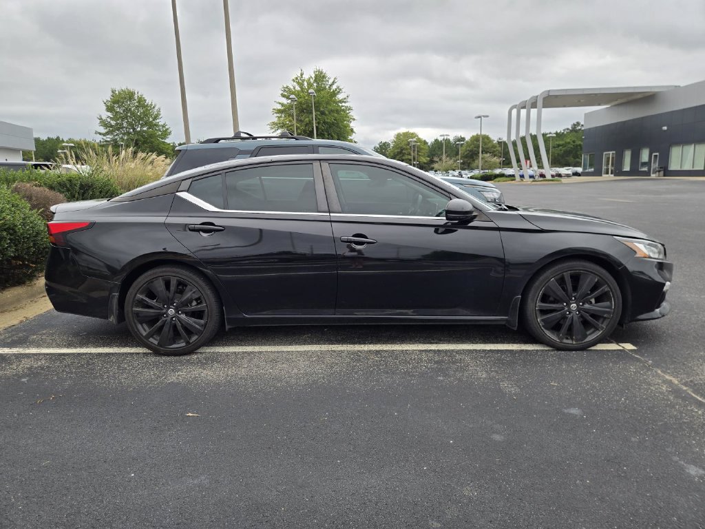 Used 2022 Nissan Altima 2.5 SR w/ Midnight Edition Package FWD image 4