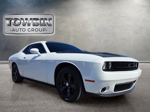 Used 2022 Dodge Challenger SXT RWD image 2