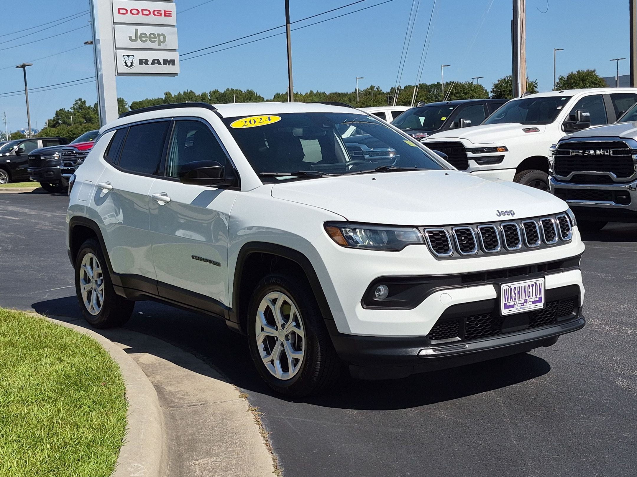 Used 2024 Jeep Compass Latitude AWD/4WD image 3