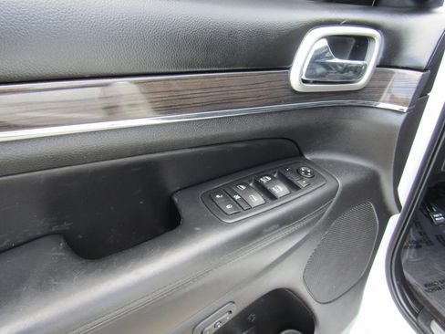 Used 2018 Jeep Grand Cherokee Overland AWD/4WD image 24