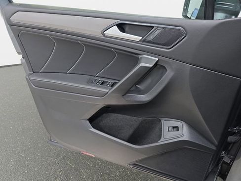 Used 2024 Volkswagen Tiguan SE w/ Panoramic Sunroof Package image 27