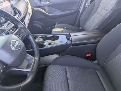 Certified 2025 Nissan Rogue SV FWD image 17