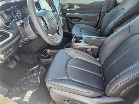 New 2025 Chrysler Pacifica Select image 12