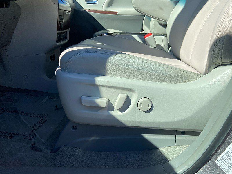 Used 2012 Toyota Sienna XLE w/ Entertainment Pkg FWD image 8