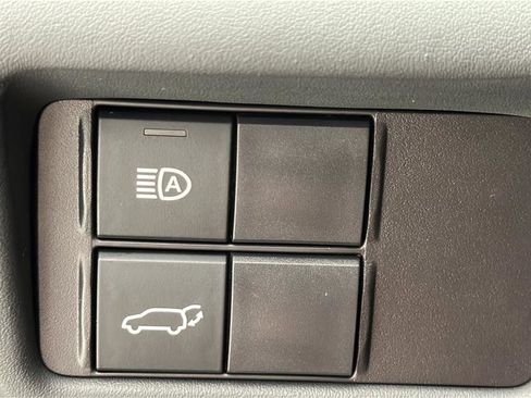 Used 2024 Toyota Highlander XLE AWD/4WD image 25
