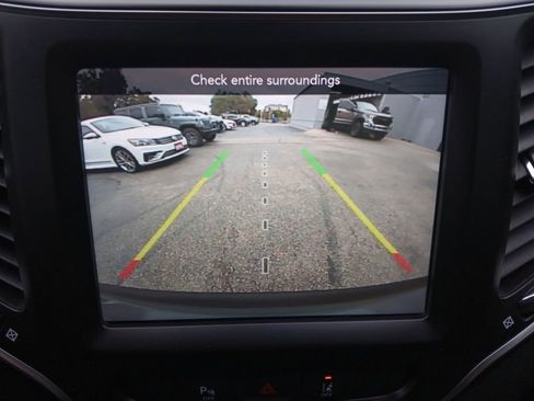 Used 2021 Jeep Cherokee Latitude Lux w/ Comfort/Convenience Group image 9