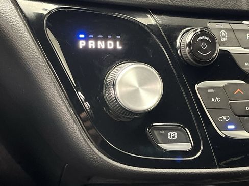 Used 2025 Chrysler Pacifica Select FWD image 25