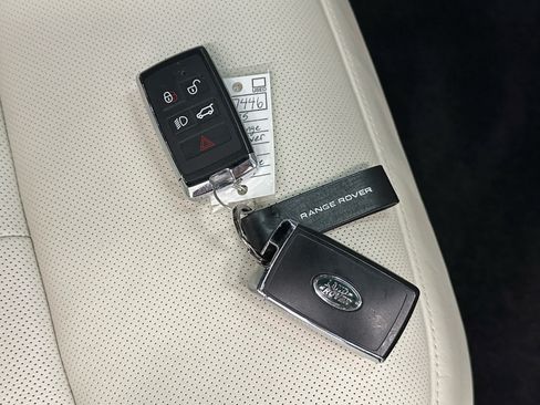 Used 2025 Land Rover Range Rover Long Wheelbase SE AWD/4WD image 46
