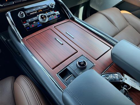 Used 2024 Lincoln Navigator Reserve image 24