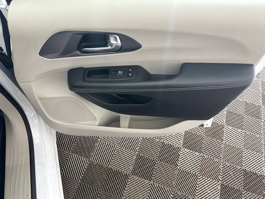 Used 2024 Chrysler Pacifica Touring-L FWD image 21