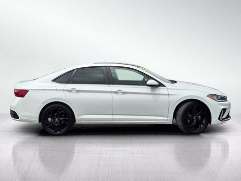 Used 2025 Volkswagen Jetta SE w/ Sunroof Package FWD image 3
