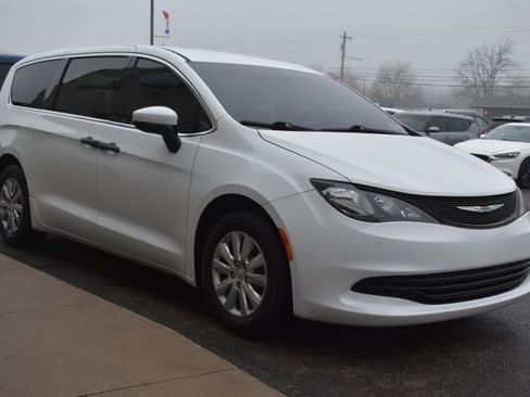 Used 2020 Chrysler Voyager L image 7