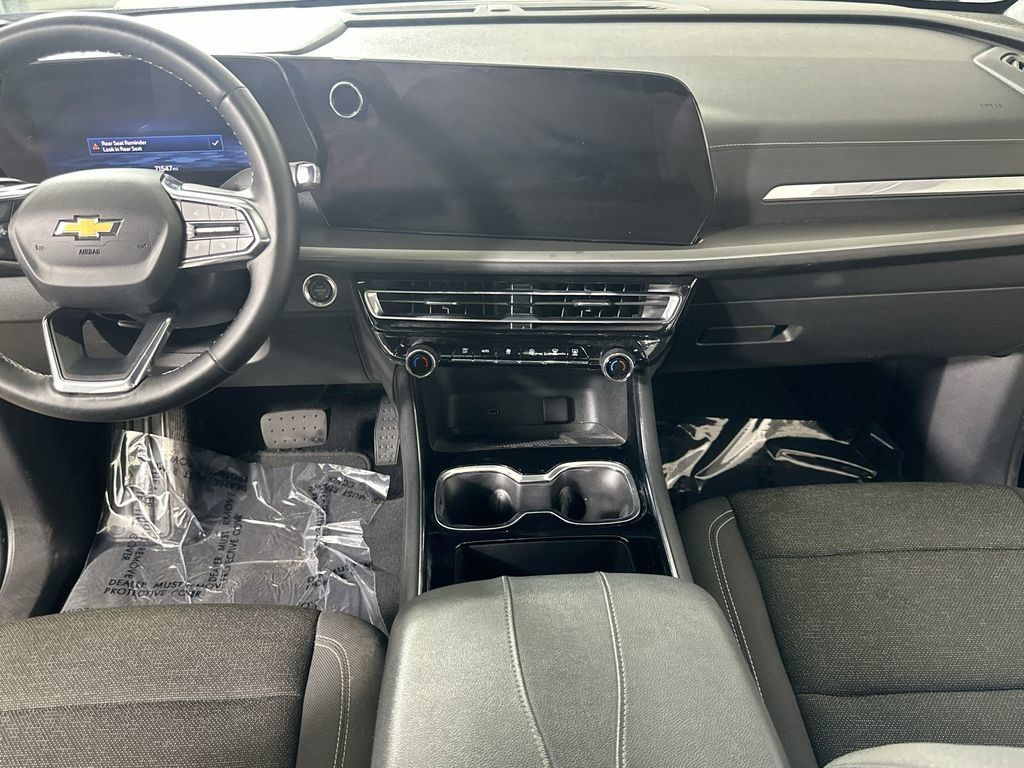Used 2025 Chevrolet Traverse LT FWD image 19