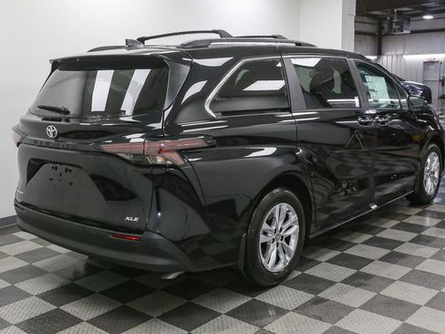New 2026 Toyota Sienna XLE image 7