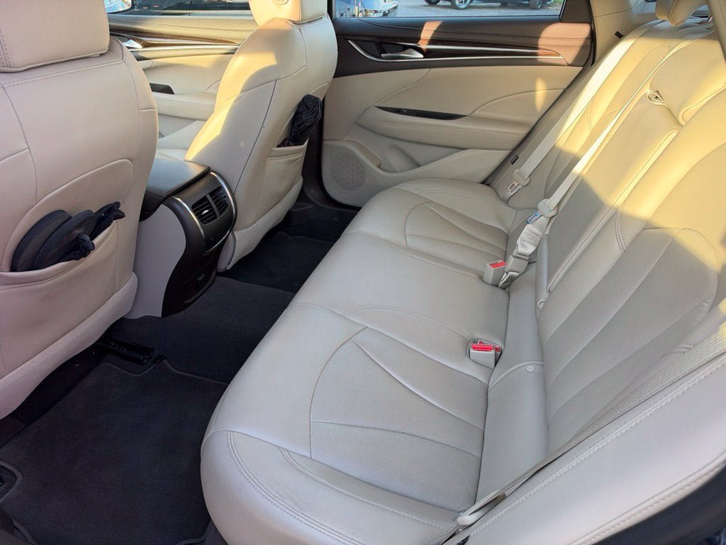 Used 2017 Buick LaCrosse Essence FWD image 11
