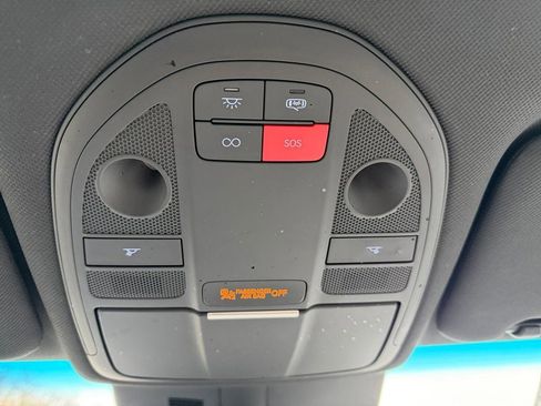 Used 2025 Genesis G70 2.5T image 25