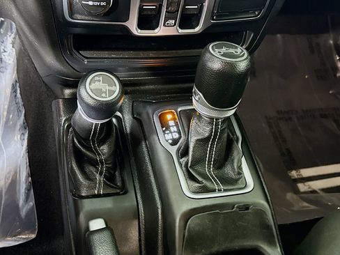 Used 2018 Jeep Wrangler Unlimited Sahara w/ Dual Top Group AWD/4WD image 10