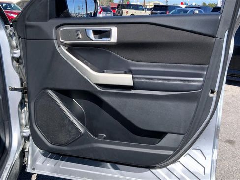 Used 2020 Ford Explorer XLT image 23