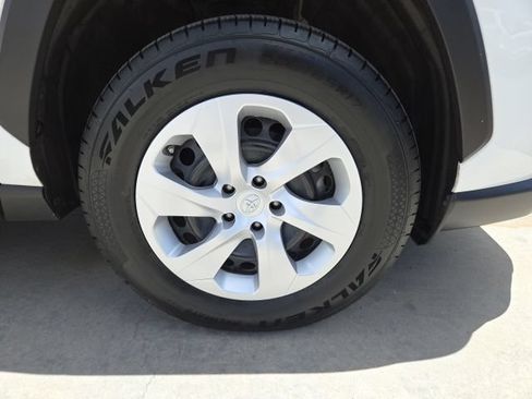 Used 2022 Toyota RAV4 LE AWD/4WD image 13