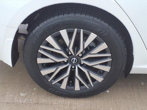 Used 2024 Nissan Altima 2.5 SV FWD image 13