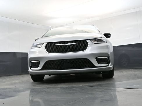 Used 2024 Chrysler Pacifica Touring-L FWD image 19