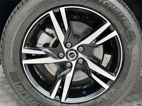 Certified 2025 Volvo XC40 B5 Core image 10