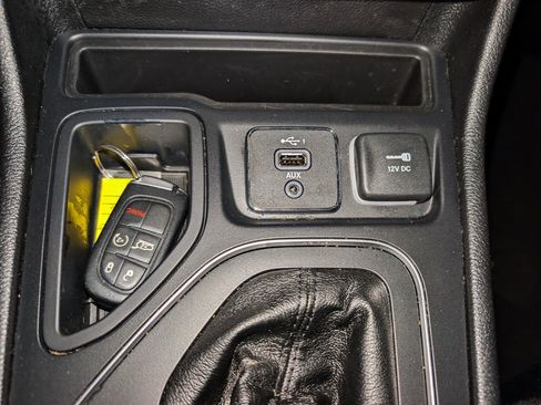 Used 2022 Jeep Cherokee Latitude Lux FWD image 40