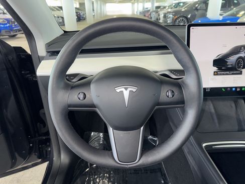 Used 2024 Tesla Model Y Long Range AWD/4WD image 21