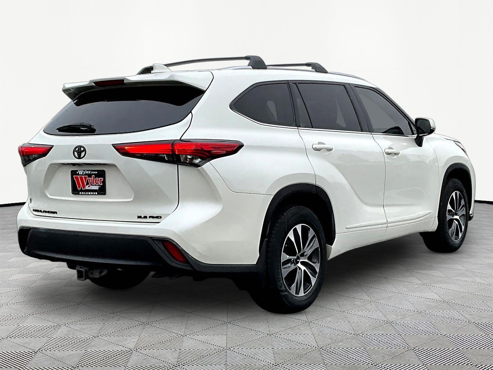 Used 2020 Toyota Highlander XLE AWD/4WD image 6