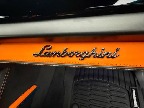 Used 2025 Lamborghini Urus SE image 30