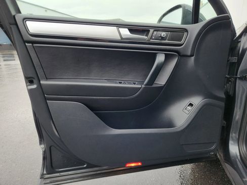Used 2012 Volkswagen Touareg Sport image 8