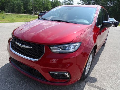Used 2024 Chrysler Pacifica Touring-L FWD image 5