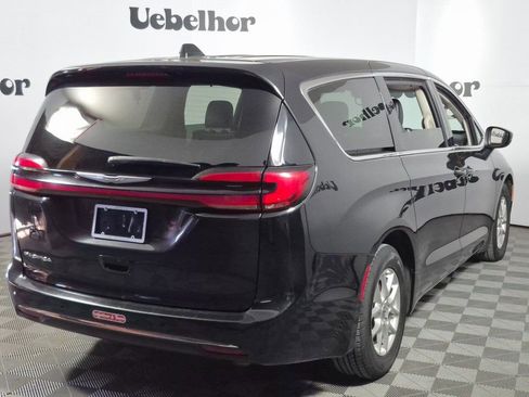 Used 2023 Chrysler Pacifica Touring-L image 7