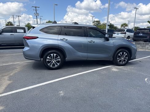 Used 2022 Toyota Highlander XLE FWD image 20