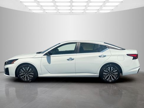 Used 2025 Nissan Altima 2.5 SV FWD image 6