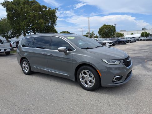Used 2022 Chrysler Pacifica Limited FWD image 1