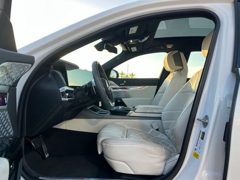 Used 2023 BMW 740i w/ Executive Package image 11